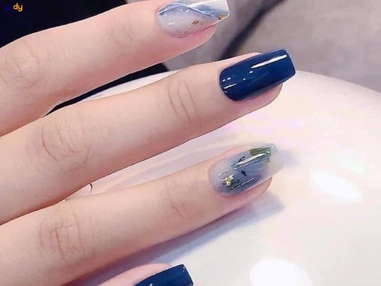 Nail màu xanh dương nhạt mix hoạ tiết