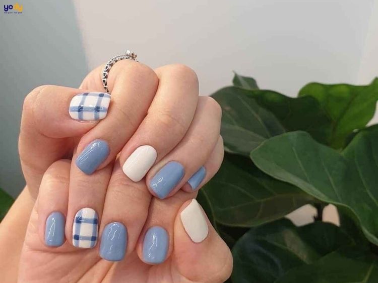 Nail màu xanh dương nhạt mix hoạ tiết