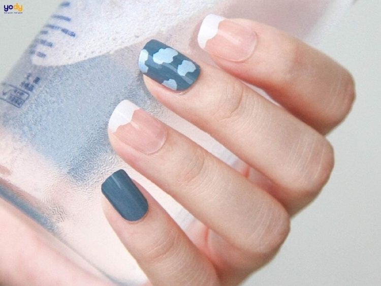 Nail màu xanh dương nhạt mix hoạ tiết mây