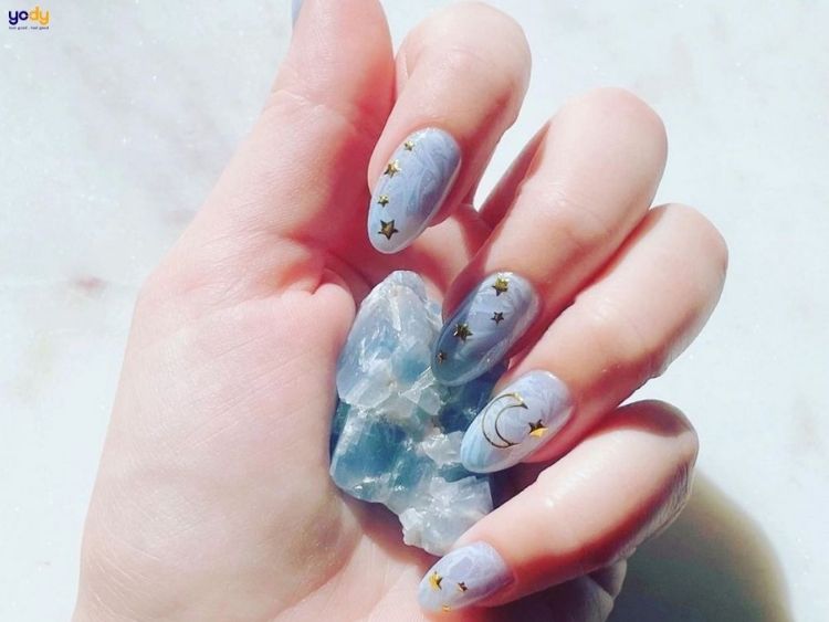 Nail màu xanh dương nhạt mix hoạ tiết vân đá