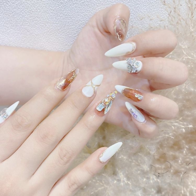 Mẫu nail cô dâu đính đá