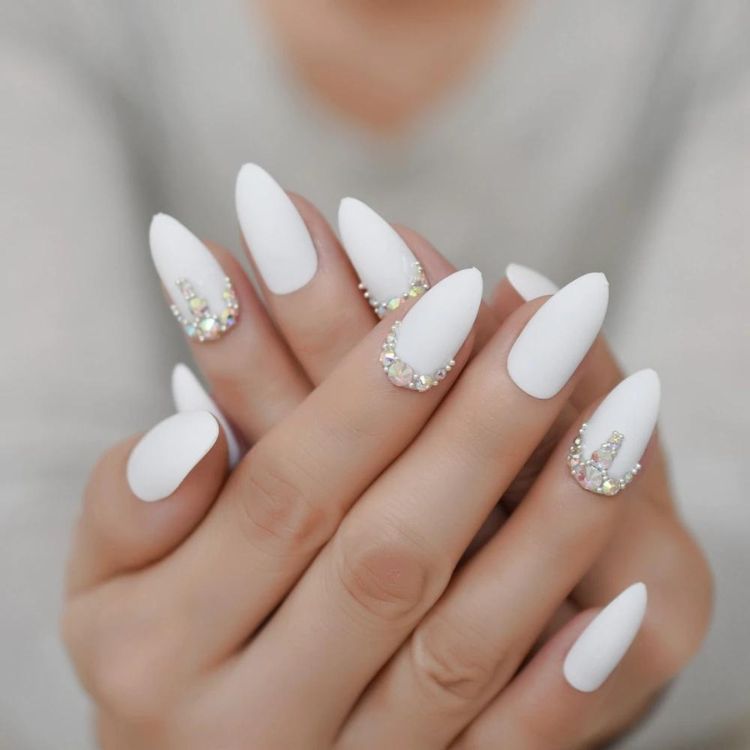 Mẫu nail cô dâu đính đá