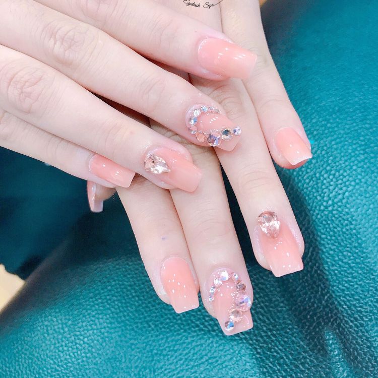 Mẫu nail cô dâu đính đá