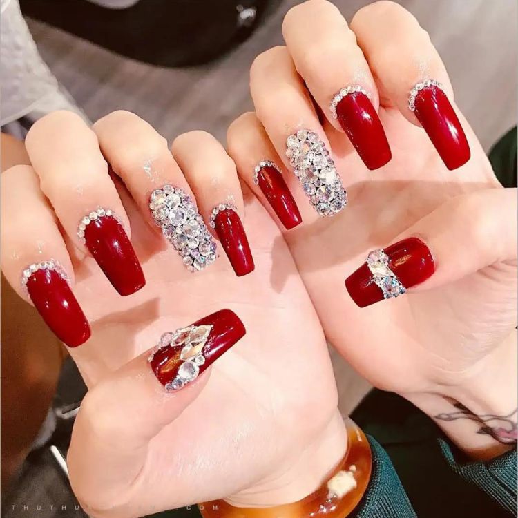 Mẫu nail cô dâu màu đỏ