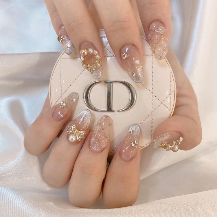 Mẫu nail cô dâu phối kim tuyến