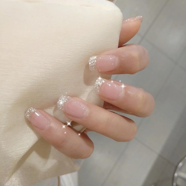 Mẫu nail cô dâu phối kim tuyến