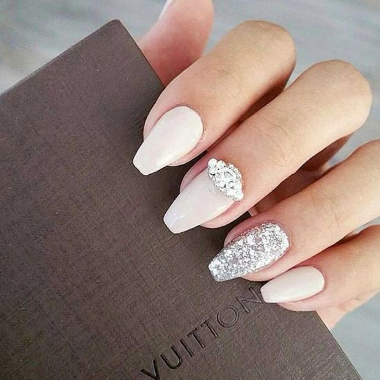 Mẫu nail cô dâu phối kim tuyến