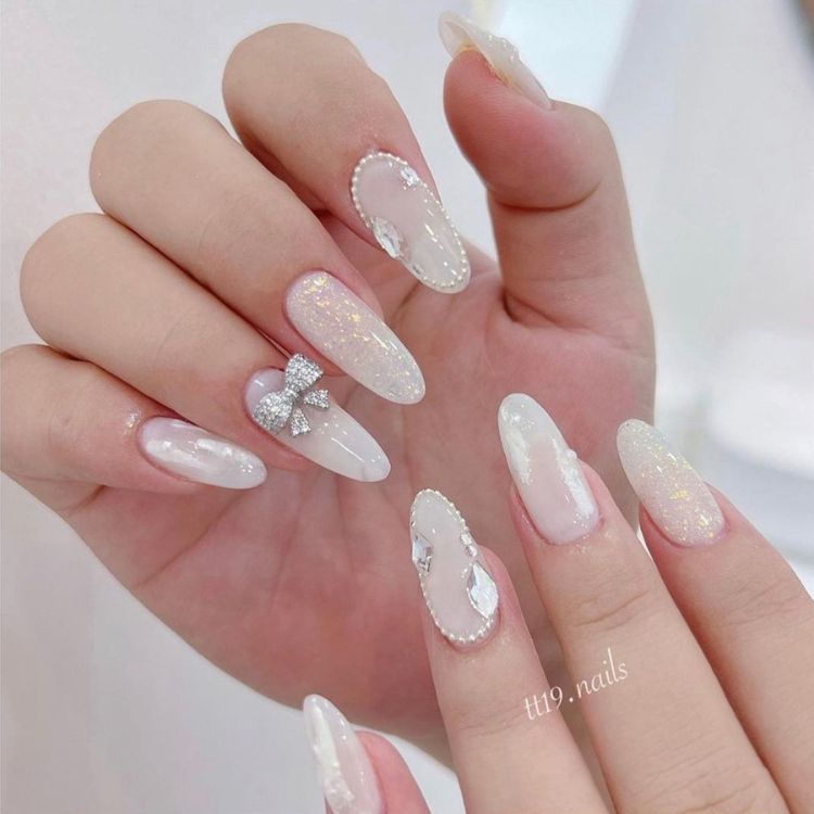 Mẫu nail cô dâu phối kim tuyến