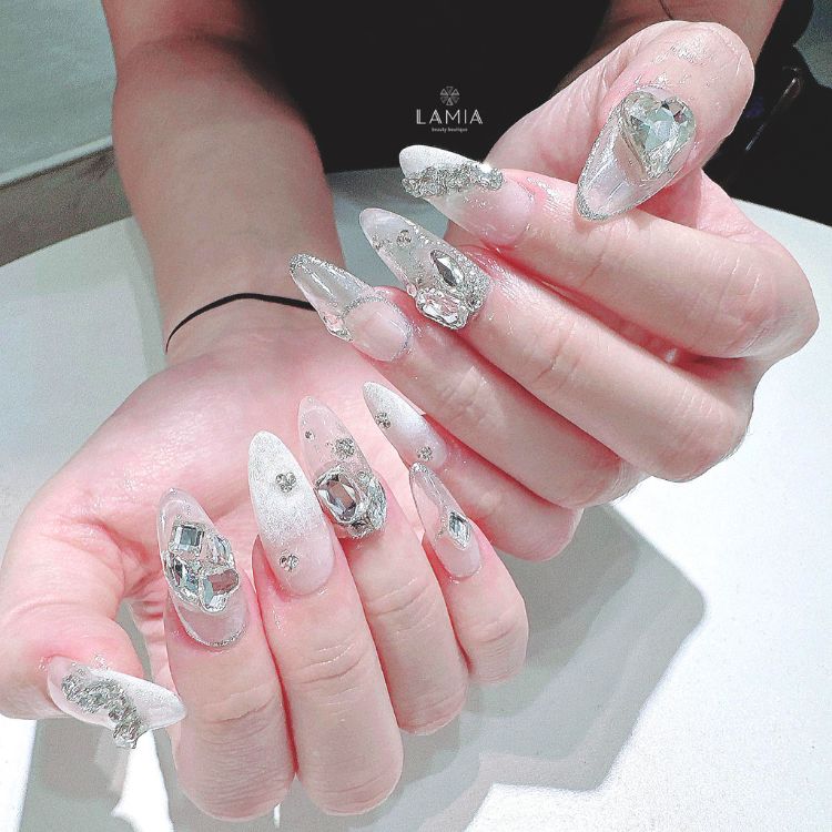 Mẫu nail cô dâu đính đá