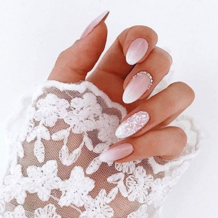 Làm móng tại spa hoặc nail salon