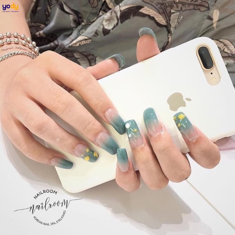 Nail màu xanh ngọc đính đá 