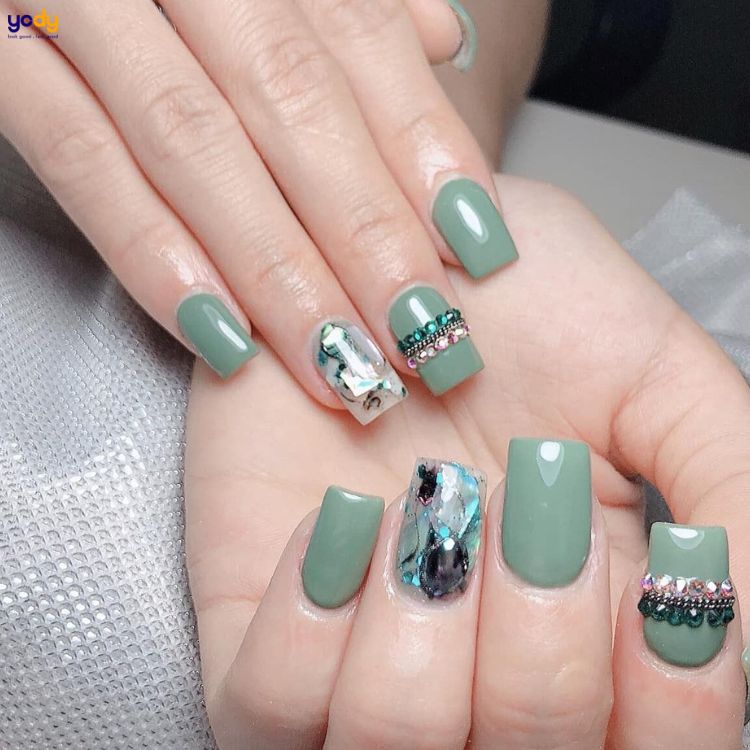 Nail màu xanh ngọc đính đá 