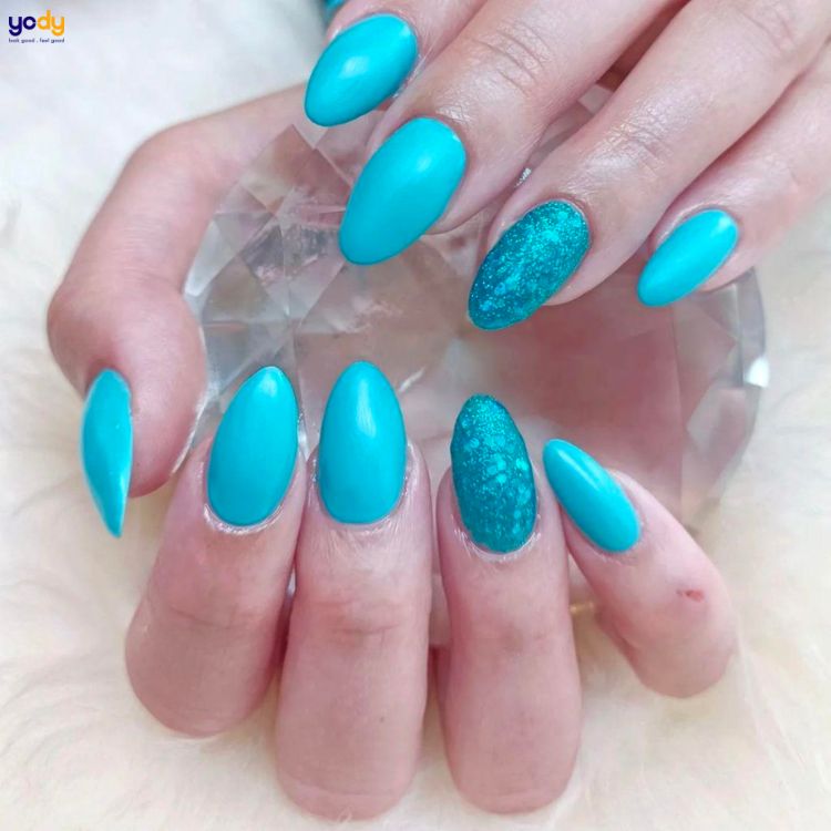 Nail màu xanh ngọc đơn giản