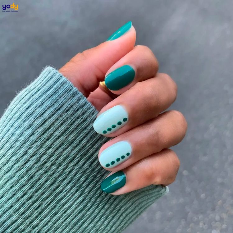 Nail màu xanh ngọc chấm bi