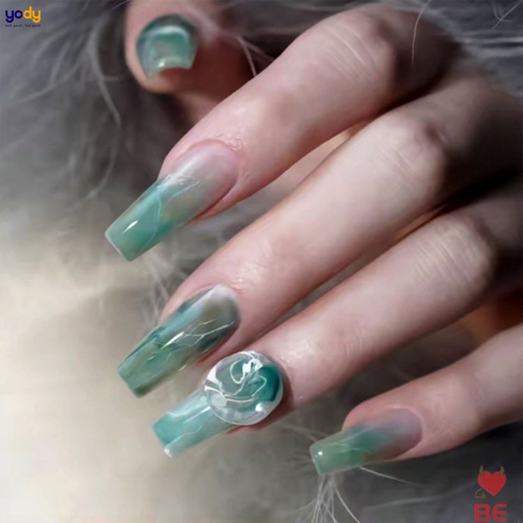 Nail màu xanh ngọc hoạ tiết đường vân