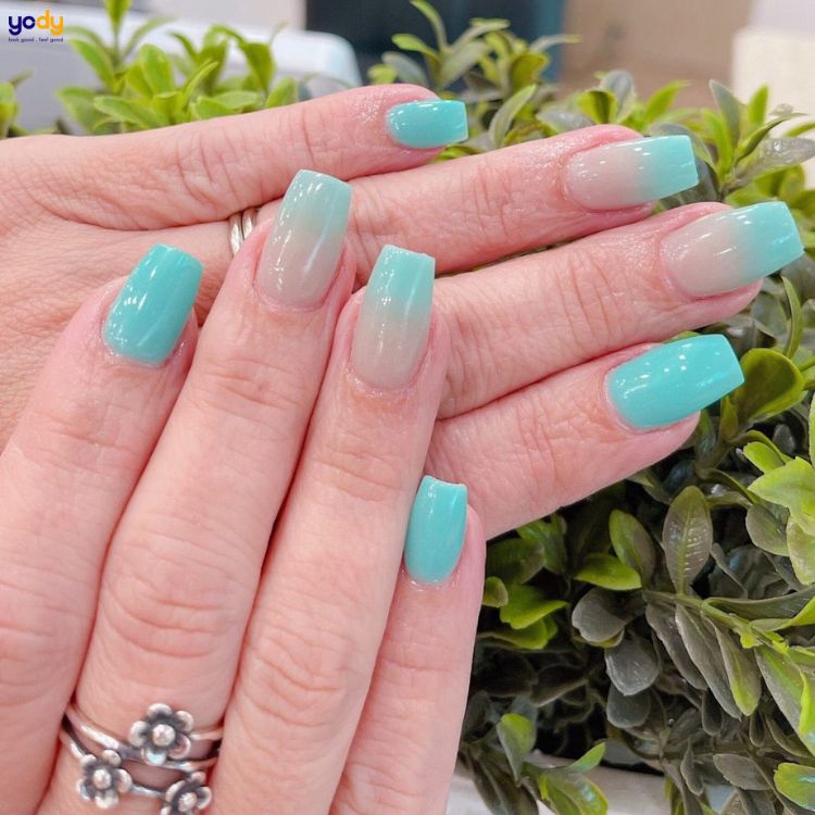 Nail màu xanh ngọc ombre 