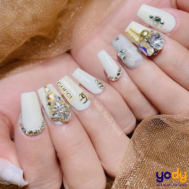 Mẫu nail trắng sữa đính đá