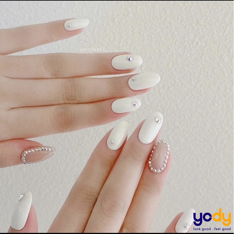 Mẫu nail đính đá thanh lịch