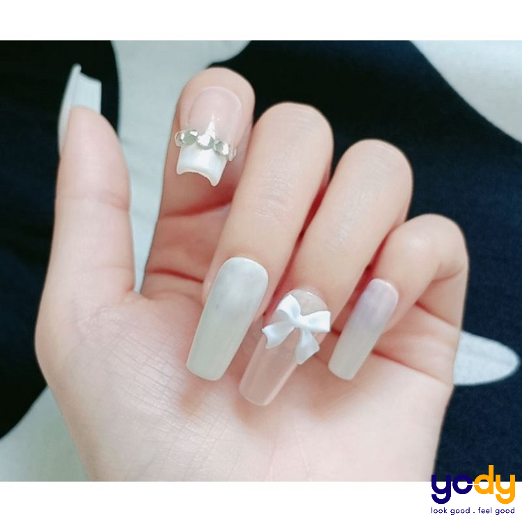 Mẫu nail đính đá họa tiết độc đáo