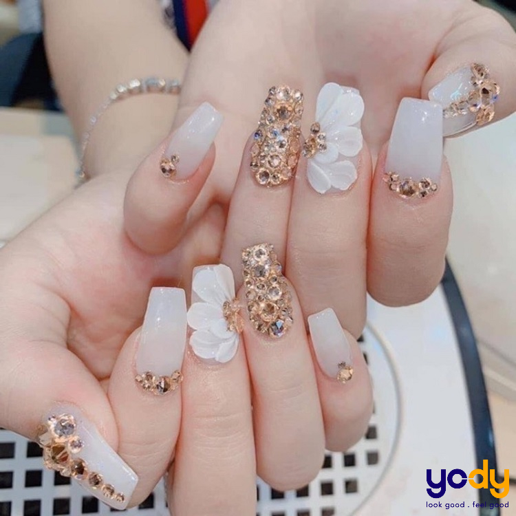 Mẫu nail trắng đính đá bắt mắt