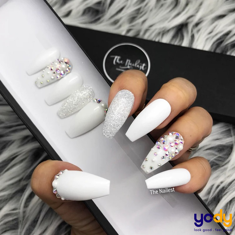 Nail trắng đính đá sang trọng