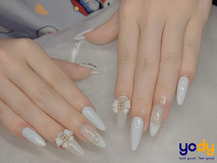 Mẫu nail trắng đính đá thời thượng