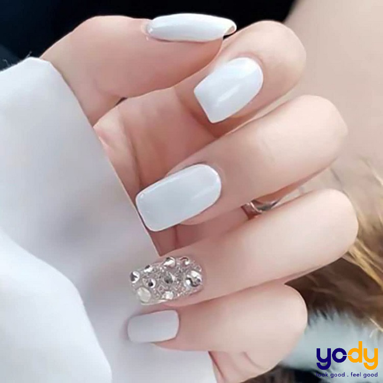 Mẫu nail trắng đính đá đơn giản