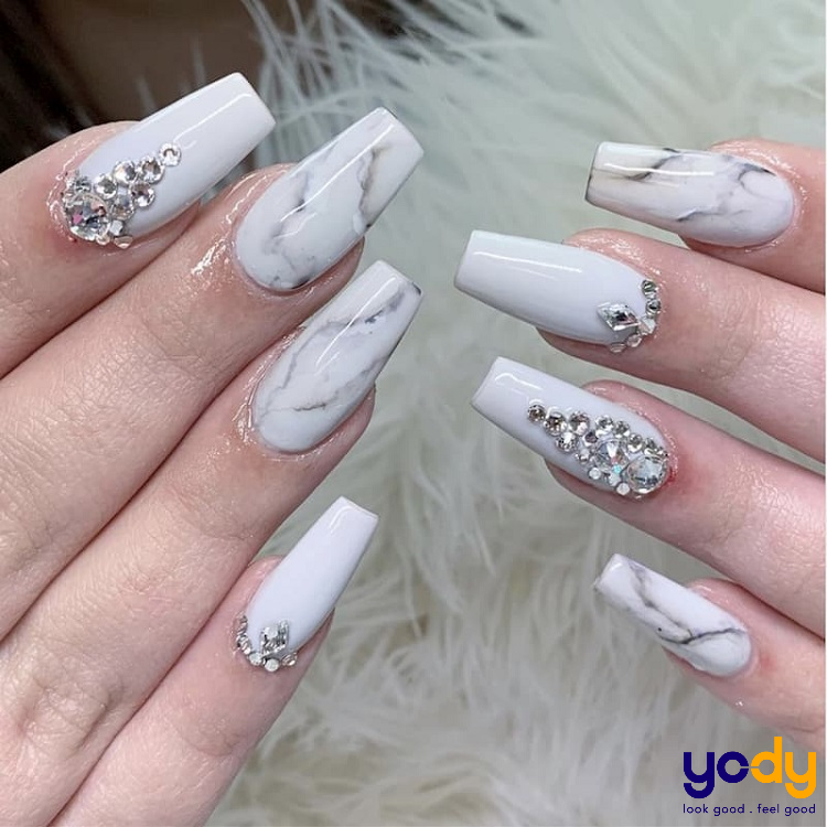 Mẫu nail trắng đính đá hiện đại