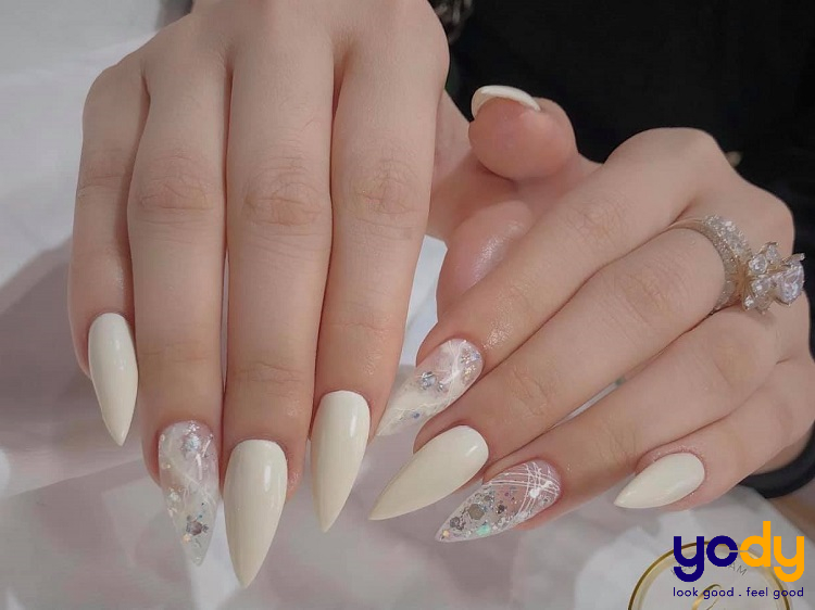 Nail trắng đính đá