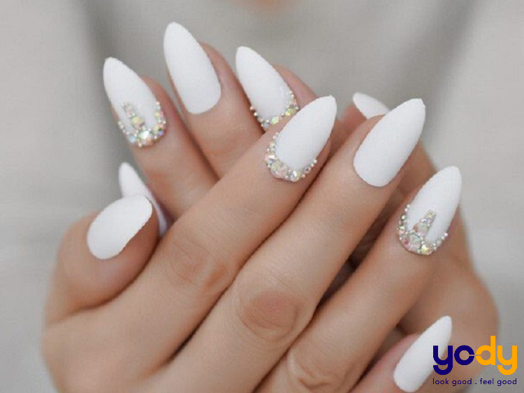 Mẫu nail trắng đính đá đơn giản