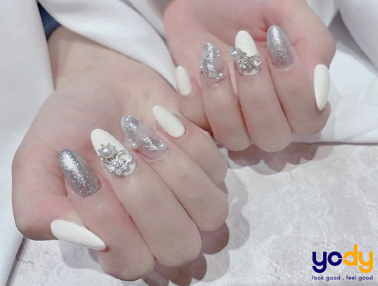 Mẫu nail trắng đính đá sang trọng