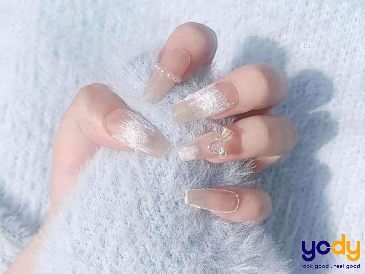 Mẫu nail trắng đính đá bạc