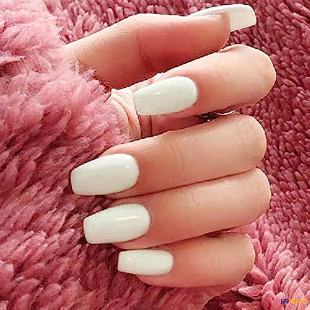 nail trắng đính đá