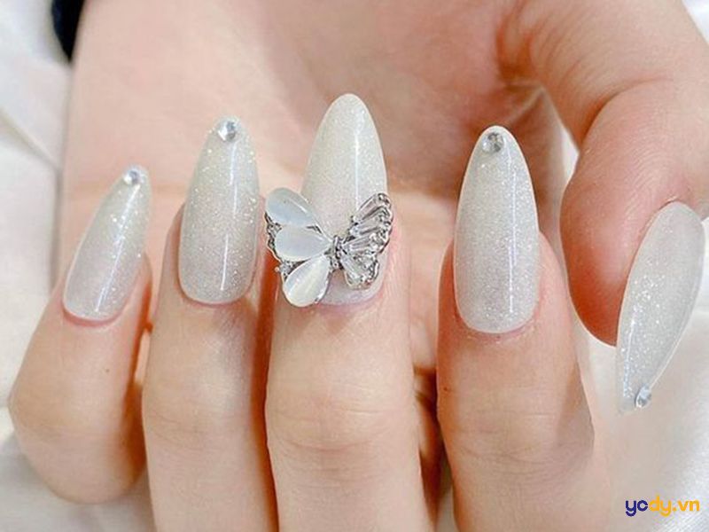 nail trắng đính đá