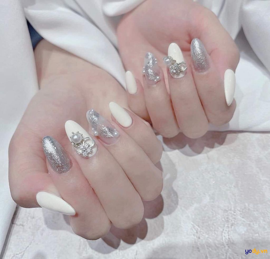 nail trắng đính đá