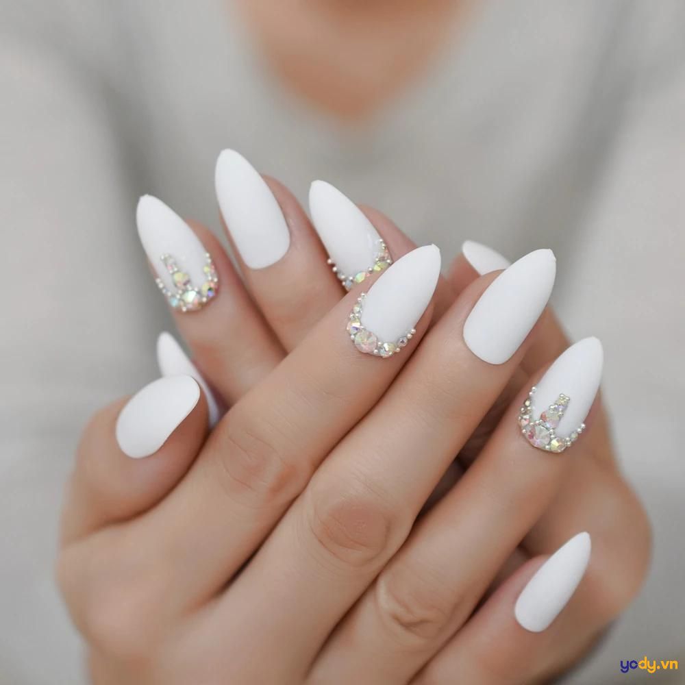 nail trắng đính đá