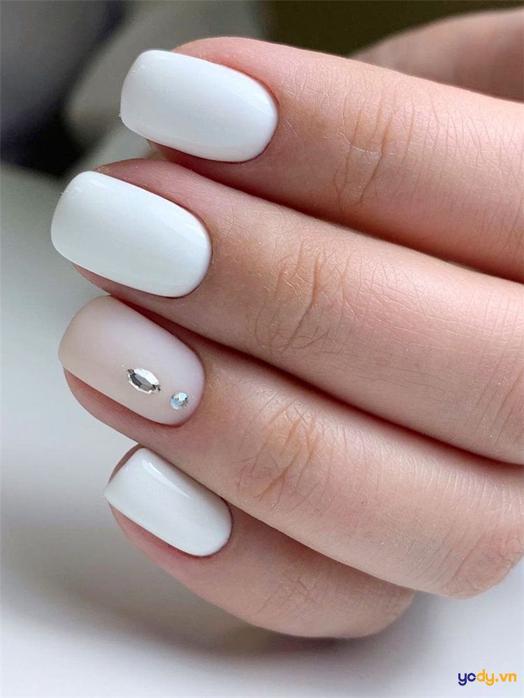 nail trắng đính đá