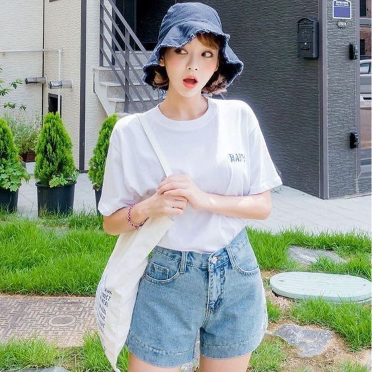 Áo thun oversize, quần short jeans, tất + giày thể thao