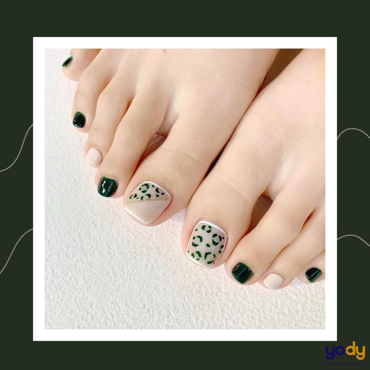 Mẫu nail chân đẹp màu xanh rêu vẽ họa tiết