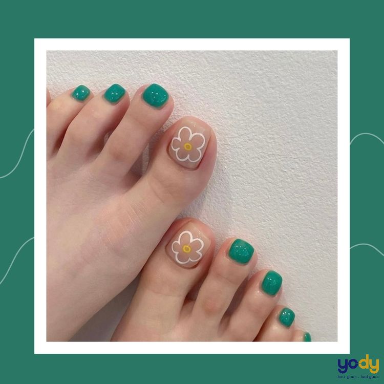 Mẫu nail chân đẹp màu xanh rêu vẽ họa tiết