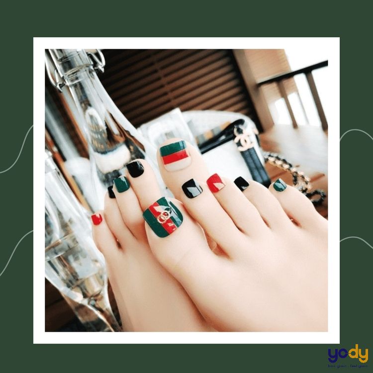 Mẫu nail chân đẹp màu xanh rêu kiểu Gucci