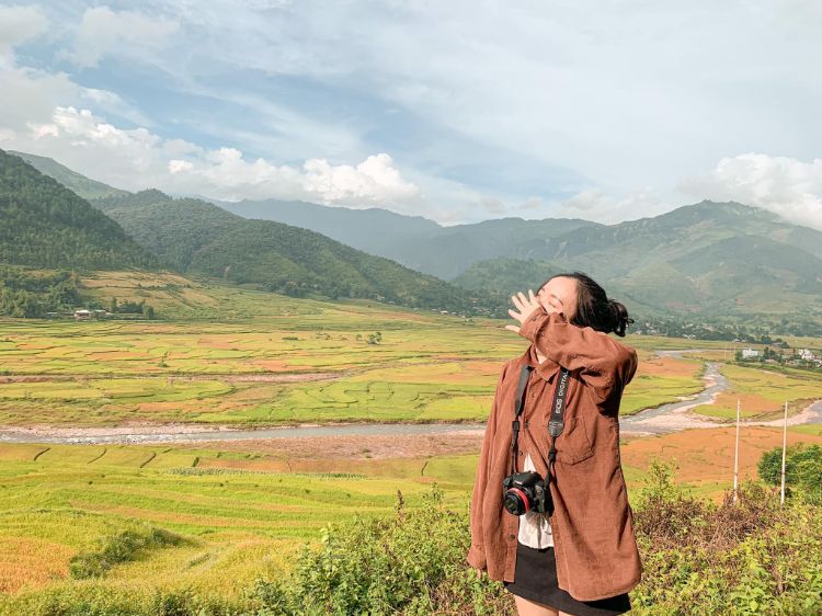 Chụp ảnh ngoại cảnh với cách tạo dáng lấy tay che mặt