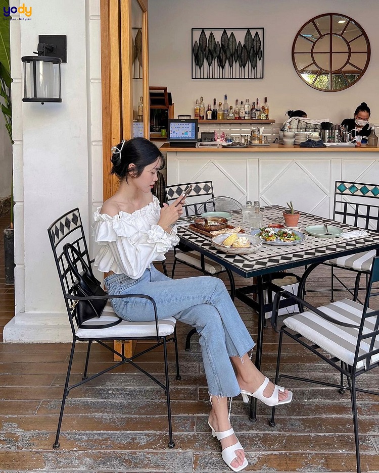 tạo dáng chụp ảnh ở quán cafe