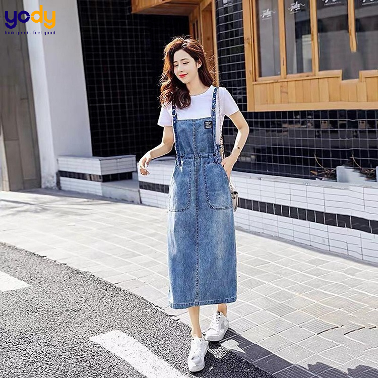 phối đồ với váy yếm jean