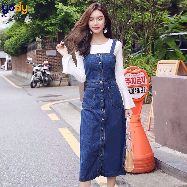 Phối áo dài tay với váy yếm jeans