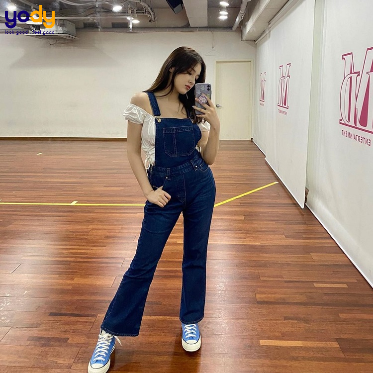 Áo trễ vai mix cùng quần yếm jeans