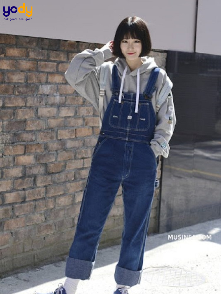 Áo hoodie kết hợp với quần yếm jeans