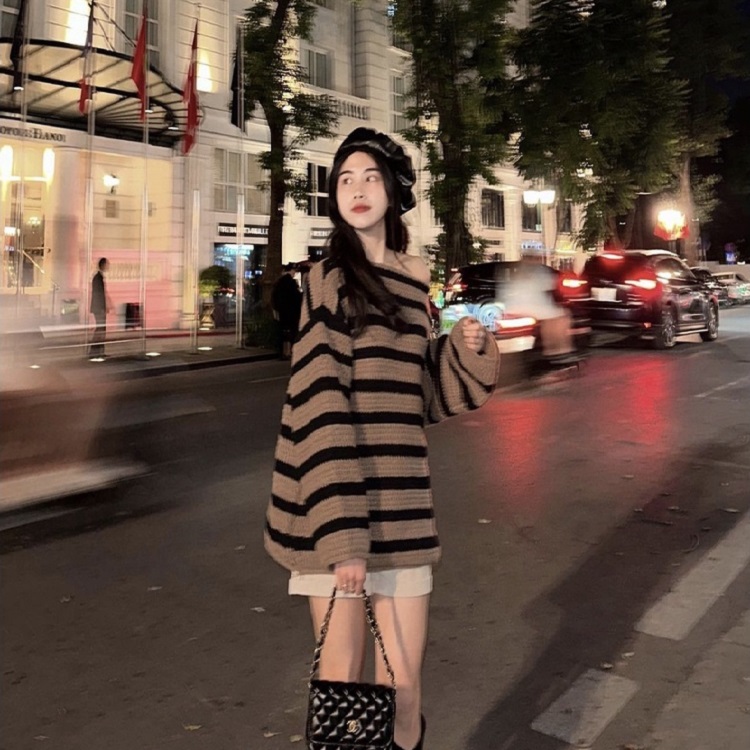 Áo cổ thuyền oversized