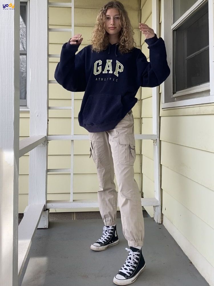 Quần kaki phối đồ với áo hoodie nữ
