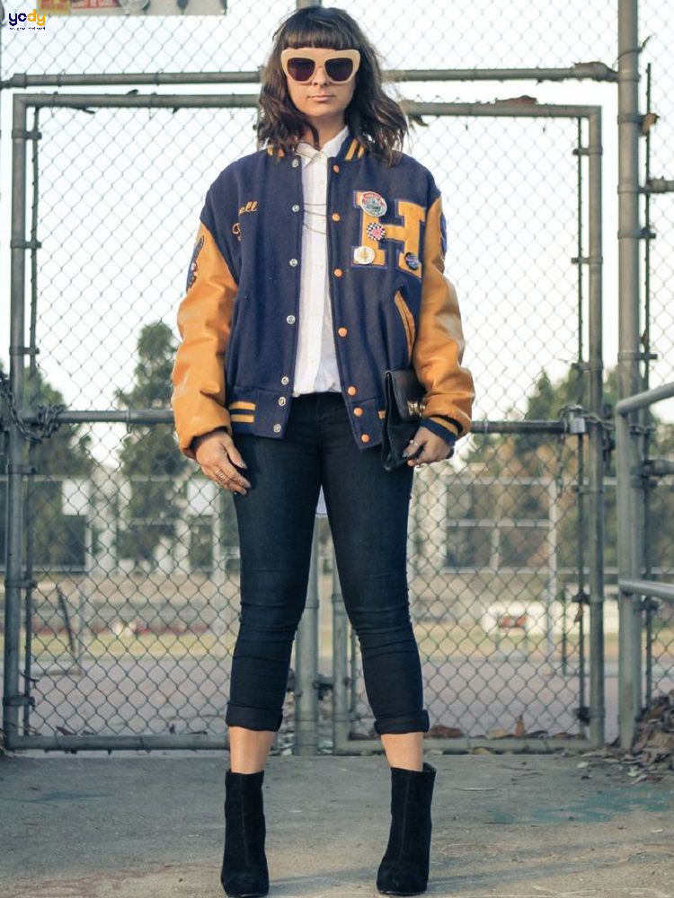 Phối áo hoodie nữ với áo khoác varsity jacket